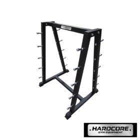 Hardcore HC0041B – Врвна Организација и Професионален Стандард Редот во теретаната не е само прашање на естетика, туку и на безбедност и функционалност. Hardcore Barbell Rack HC0041B е дизајниран за најфреквентните фитнес центри, нудејќи робусно и естетски супериорно решение за складирање на вашите шипки. Неговиот А-дизајн овозможува лесен пристап до опремата од двете страни. Цврстина на која можете да се потпрете Изработен од висококвалитетни челични профили со нето тежина од 27kg, овој сталак гарантира стабилност дури и кога е целосно оптоварен со тешки шипки. Челичната рамка е обложена со електростатичка прашкаста боја во мат црна варијанта, што го прави отпорен на гребење и му дава премиум изглед кој совршено се вклопува во "Hardcore" брендот. Главни Предности: Двостран Пристап: Дизајнот овозможува истовремено складирање на 10 шипки, што го прави идеален за поставување во централниот дел или до ѕидот на теретаната. Заштита на шипките: Секоја кука е хромирана и ергономски обликувана за да спречи гребење и оштетување на назабеноста (knurling) на вашите шипки. Максимална Стабилноста: Широката основа со димензии 785 x 880 mm спречува превртување, а гумените подлоги на ногарките го штитат вашиот под од оштетување. Професионален Изглед: Со својот модерен дизајн и сребрени детали, овој држач ја подигнува визуелната вредност на вашиот фитнес простор. Технички Спецификации: Модел HC0041B (Professional Series) Димензии (Ш x Д x В) 785 x 880 x 1125 mm Нето Тежина 27 kg Капацитет 10 шипки (двостран) Материјал Челик со хромирани носачи Напомена: Сталакот се испорачува без шипки. Обезбедете ред и професионален допир во вашето катче за вежбање со Hardcore опремата!