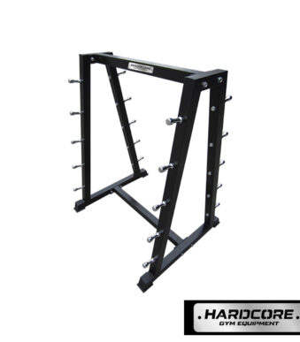 Hardcore HC0041B – Врвна Организација и Професионален Стандард Редот во теретаната не е само прашање на естетика, туку и на безбедност и функционалност. Hardcore Barbell Rack HC0041B е дизајниран за најфреквентните фитнес центри, нудејќи робусно и естетски супериорно решение за складирање на вашите шипки. Неговиот А-дизајн овозможува лесен пристап до опремата од двете страни. Цврстина на која можете да се потпрете Изработен од висококвалитетни челични профили со нето тежина од 27kg, овој сталак гарантира стабилност дури и кога е целосно оптоварен со тешки шипки. Челичната рамка е обложена со електростатичка прашкаста боја во мат црна варијанта, што го прави отпорен на гребење и му дава премиум изглед кој совршено се вклопува во "Hardcore" брендот. Главни Предности: Двостран Пристап: Дизајнот овозможува истовремено складирање на 10 шипки, што го прави идеален за поставување во централниот дел или до ѕидот на теретаната. Заштита на шипките: Секоја кука е хромирана и ергономски обликувана за да спречи гребење и оштетување на назабеноста (knurling) на вашите шипки. Максимална Стабилноста: Широката основа со димензии 785 x 880 mm спречува превртување, а гумените подлоги на ногарките го штитат вашиот под од оштетување. Професионален Изглед: Со својот модерен дизајн и сребрени детали, овој држач ја подигнува визуелната вредност на вашиот фитнес простор. Технички Спецификации: Модел HC0041B (Professional Series) Димензии (Ш x Д x В) 785 x 880 x 1125 mm Нето Тежина 27 kg Капацитет 10 шипки (двостран) Материјал Челик со хромирани носачи Напомена: Сталакот се испорачува без шипки. Обезбедете ред и професионален допир во вашето катче за вежбање со Hardcore опремата!