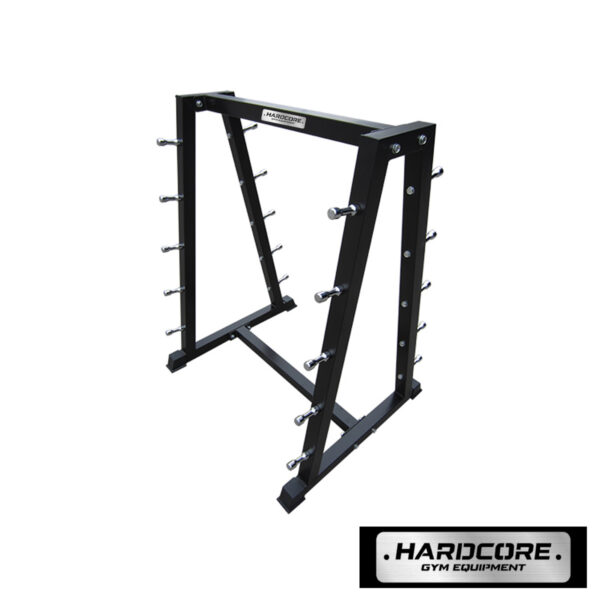 Hardcore HC0041B – Врвна Организација и Професионален Стандард Редот во теретаната не е само прашање на естетика, туку и на безбедност и функционалност. Hardcore Barbell Rack HC0041B е дизајниран за најфреквентните фитнес центри, нудејќи робусно и естетски супериорно решение за складирање на вашите шипки. Неговиот А-дизајн овозможува лесен пристап до опремата од двете страни. Цврстина на која можете да се потпрете Изработен од висококвалитетни челични профили со нето тежина од 27kg, овој сталак гарантира стабилност дури и кога е целосно оптоварен со тешки шипки. Челичната рамка е обложена со електростатичка прашкаста боја во мат црна варијанта, што го прави отпорен на гребење и му дава премиум изглед кој совршено се вклопува во "Hardcore" брендот. Главни Предности: Двостран Пристап: Дизајнот овозможува истовремено складирање на 10 шипки, што го прави идеален за поставување во централниот дел или до ѕидот на теретаната. Заштита на шипките: Секоја кука е хромирана и ергономски обликувана за да спречи гребење и оштетување на назабеноста (knurling) на вашите шипки. Максимална Стабилноста: Широката основа со димензии 785 x 880 mm спречува превртување, а гумените подлоги на ногарките го штитат вашиот под од оштетување. Професионален Изглед: Со својот модерен дизајн и сребрени детали, овој држач ја подигнува визуелната вредност на вашиот фитнес простор. Технички Спецификации: Модел HC0041B (Professional Series) Димензии (Ш x Д x В) 785 x 880 x 1125 mm Нето Тежина 27 kg Капацитет 10 шипки (двостран) Материјал Челик со хромирани носачи Напомена: Сталакот се испорачува без шипки. Обезбедете ред и професионален допир во вашето катче за вежбање со Hardcore опремата!